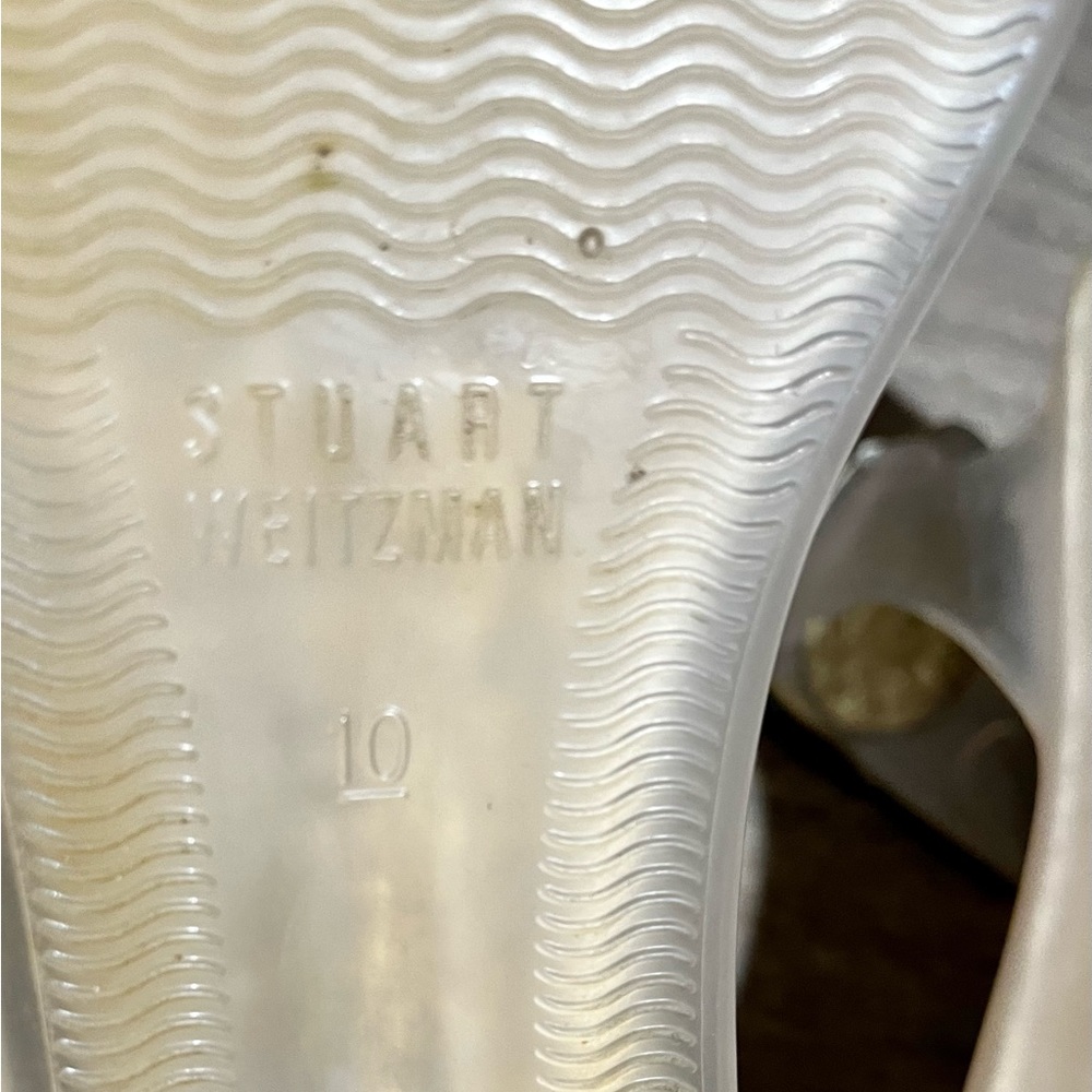 Stuart Weitzman gold and clear thong sandals with embossed blingy flower - Picture 12 of 12